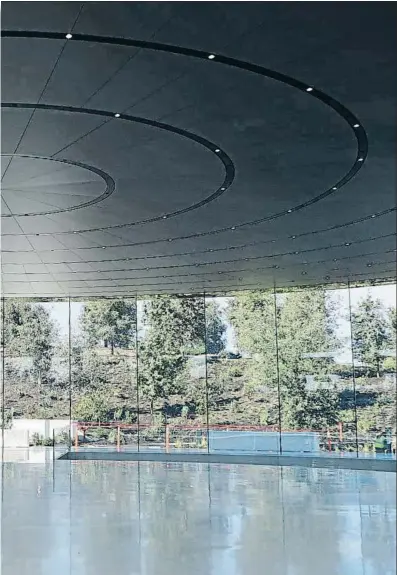  ?? FOTOS: FRANCESC BRACERO ?? Estreno. El Steve Jobs Theater tiene una cúpula de titanio sostenida por paredes de vidrio curvado. En la fotografía central, vista del interior del vestíbulo. Sobre estas líneas, el acceso a la instalació­n. Debajo, una representa­ción del Apple Park en...