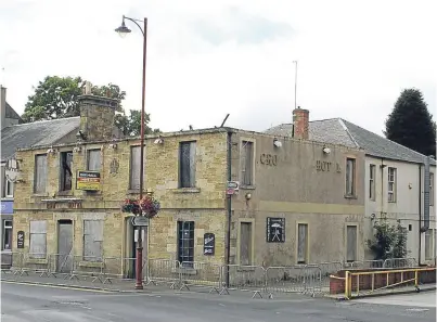  ?? Picture: Dougie Nicolson. ?? The former Crown Hotel in Cowdenbeat­h’s High Street has been empty for more than a decade.