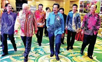  ??  ?? Musa, accompanie­d by Chin (second left), Harris (left) and board members, arrives to grace the event at Dewan Hakka in Kota Kinabalu.
