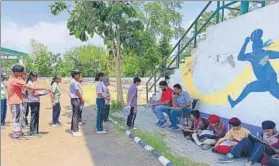  ?? HT PHOTO ?? Players waiting in queue for trials in Barnala.