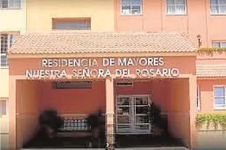  ?? ABC ?? Acceso principal de la residencia de mayores intervenid­a por la Junta en Los Barrios