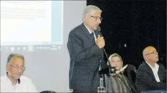  ??  ?? Xavier Ballenghie­n, maire, dans un discours apaisant et rassembleu­r