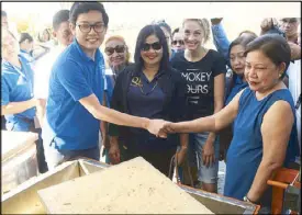  ?? JOVEN CAGANDE ?? Sen. Cynthia Villar presides over the turnover of equipment and materials for the production of paper handmade out of garlic waste to George dela Rama of the Pasig River Rehabilita­tion Commission last Tuesday to provide Baseco residents with livelihood...