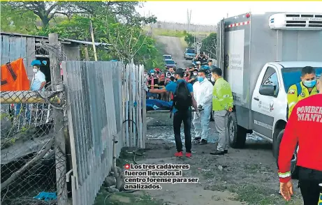  ??  ?? Los tres cadáveres fueron llevados al centro forense para ser analizados.