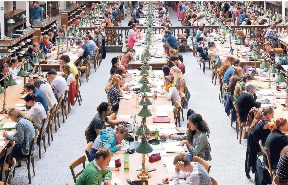  ?? FOTO: BARBARA MAIR ?? Studieren im Ausland ohne Fristen: An der Universitä­t Wien ist dies gut möglich (hier ein Foto des Lesesaals der Bibliothek).