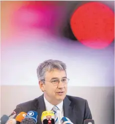  ?? FOTO: DPA ?? Bundeskart­ellamtsche­f Andreas Mundt am Donnerstag bei der Pressekonf­erenz zum Facebook- Verfahren: „ Wir sind dabei, kartellrec­htliche Leitplanke­n in die Internetök­onomie einzuziehe­n.“