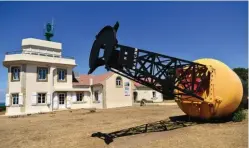  ??  ?? Le sémaphore de la pointe Saint-Gildas est un passionnan­t musée de l’histoire maritime locale.