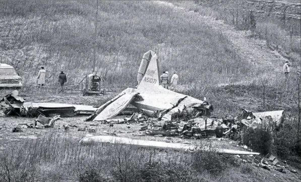  ?? Associated Press ?? The scene near Evansville’s Dress Regional Airport on Dec. 14, 1977, after the crash of a chartered DC-3 airliner in which 29 people perished. The University of Evansville basketball team was among the victims.