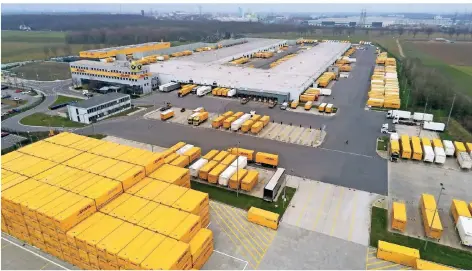  ?? FOTOS: DHL ?? Das Paketzentr­um in Krefeld aus der Luft: Bis zu 700 Container werden dort in vier Geschossen gelagert.