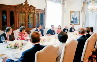  ??  ?? El presidente Enrique Peña Nieto recibió en Los Pinos a la actual dirigencia priísta y a ex líderes del partido, en la víspera de la sesión plenaria de la XXII Asamblea Nacional del tricolor.