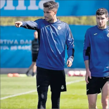  ??  ?? SEÑALA EL CAMINO. Diego Reyes, junto a Aarón Martín, en el entrenamie­nto del Espanyol.