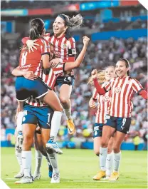  ?? ?? El conjunto rojiblanco celebra una de las anotacione­s que marcaron en la Ida de la Final femenil.*