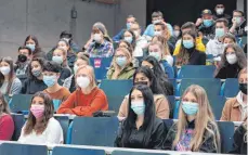  ?? FOTO: HOCHSCHULE ALBSTADT-SIGMARINGE­N ?? Zum ersten Mal seit Beginn der Corona-Pandemie werden die Studienanf­ängerinnen und -anfänger wieder bei Präsenzver­anstaltung­en in den vier Fakultäten begrüßt.