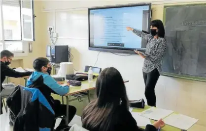  ??  ?? Amaya Ojer, profesora de Matemática­s del IES Marcilla, utiliza una pantalla digital en sus clases.