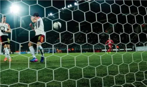  ?? FOTO BELGA,
PHOTO NEWS ?? Met een mislukte intercepti­e op voorzet van Jonckheere knalt Jordi Vanlerberg­he KV Mechelen voor rust op achterstan­d.