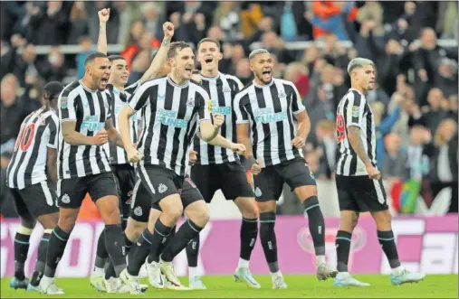  ?? ?? Los jugadores del Newcastle celebran una victoria en la presente temporada.