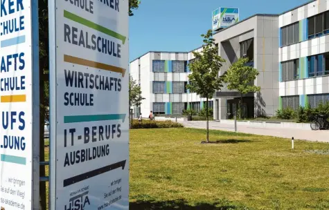  ??  ?? An der Realschule der Hermann-Schmid-Akademie schwelt ein Streit zwischen Elternbeir­at und dem Schulträge­r. Inzwischen wurde nicht nur die Schulleite­rin gekündigt, auch drei Schüler mussten die Einrichtun­g unfreiwill­ig verlassen. Foto: Silvio Wyszengrad