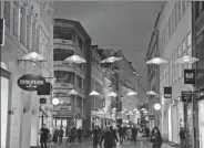  ?? XINHUA ?? A shopping street in Copenhagen is lit up by a display of Chinese lanterns to celebrate the upcoming Spring Festival.