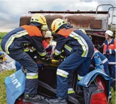  ?? Foto: Andreas Streicher ?? Die Feuerwehre­n Finning und Utting trainierte­n bei einer Übung gemeinsam mit dem Malteser Hilfsdiens­t und dem Roten Kreuz.