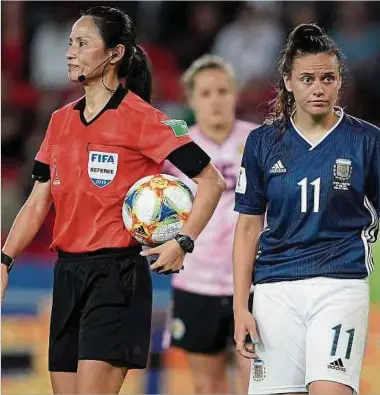  ?? Foto: AFP ?? Auch dank einer umstritten­en Entscheidu­ng von Schiedsric­hterin Ri Hyang-ok sorgt Argentinie­ns Florencia Bonsegundo für einen historisch­en Moment: Noch nie wurde bei einem großen Turnier ein 0:3-Rückstand aufgeholt.