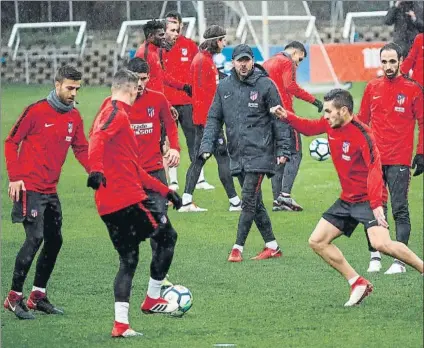  ?? FOTO: EFE ?? El Atlético de Madrid, en el entrenamie­nto de ayer en el Cerro del Espino, donde los rojiblanco­s prepararon el partido de hoy