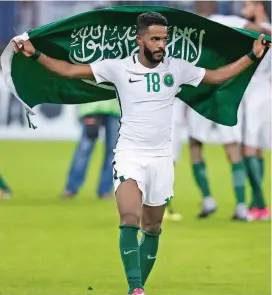  ?? FOTO ?? Nawaf Al Abed, de Arabia Saudita, celebrando la clasificac­ión al Mundial de su selección tras vencer a Japón.