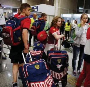 ?? PILAR OLIVARES/REUTERS ?? Members of Russia’s Olympic team arrive Sunday at the airport in Rio de Janeiro.