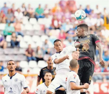  ?? ALBERT MARÍN ?? El Saprissa llega envalenton­ado al Morera Soto, luego de derrotar este domingo a Guadalupe, con lo cual mantuvo la cima. El morado Jeykell Medina disputa en las alturas el balón.