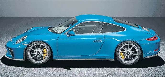  ??  ?? Un 911 radical con aspecto de 911 Carrera normal. Esa es la gracia del 911 GT3 de 500 CV En el interior hay una decoración clásica, con carácter de GT auténtico, con predominio del cuero