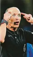  ?? Foto: ČTK ?? Nepřehlédn­utelný Rozhodčí Mike Dean je extrovert, který z fotbalu rád dělá show.