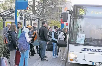  ?? FOTO: ANDREAS FISCHER ?? Pendler steigen gestern in Wuppertal in den Bus, der die S-Bahn S 8 nach Düsseldorf ersetzt. Manche Passagiere warteten bis zu 45 Minuten auf den Schienener­satzverkeh­r – entspreche­nd groß war der Ärger.