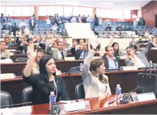  ??  ?? VOTACIÓN. Diputados volvieron a la antigua y están aprobando proyectos e iniciativa­s levantando su mano.