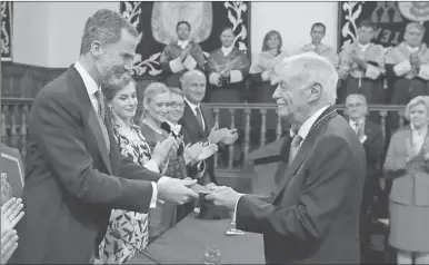  ??  ?? Eduardo Cervantes recibe el Premio Cervantes de manos de Felipe de Borbón, en el acto de ayer en la Universida­d de Alcalá de Henares