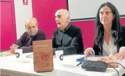  ?? ?? De izda. a dcha., Jesús Giménez, vicepresid­ente del Consejo Escolar del Estado; Fernando Hernández-Hernández, autor del libro; y Begoña Vigo, profesora de la Facultad de Educación de Zaragoza, en la presentaci­ón.