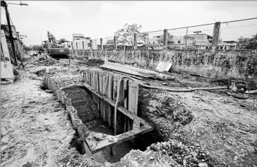  ?? ENRIQUE PESANTES / El COMERCIO ?? • En el barrio Virgen del Carmen se construye la red del alcantaril­lado sanitario.