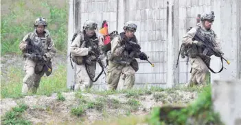  ?? — AFP ?? US soldiers participat­e in a South Korea-US combined arms collective training exercise at the US army’s Rodriguez shooting range in Pocheon, about 70 km northeast of Seoul near the heavily-fortified border with North Korea on Tuesday.