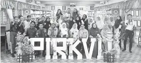  ??  ?? GAMBAR KENANGAN: Rubiah (empat kiri) bergambar kenangan bersama Maslina (empat kanan), Hasriah Sidek (lima dari kiri), barisan Jawatankua­sa Kerja dan Pengawas PIRKVL serta pelajar SMK Labuan.