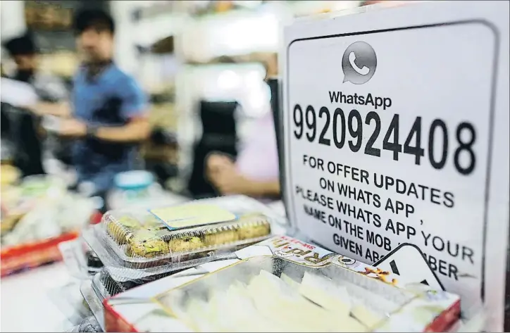  ?? DHIRAJ SINGH / BLOOMBERG ?? Una tienda de comestible­s de India ofrece a sus clientes una cuenta de WhatsApp para que puedan estar al corriente de sus últimas ofertas