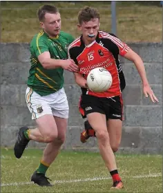  ??  ?? Hugh McGrane (Naomh Fionnbarra) tracks the run of Shane Meade.