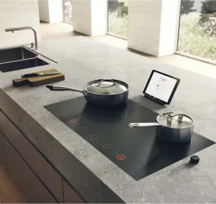  ?? ?? L’app integrata e la connession­e Bluetooth del sistema Celsius°Cooking™ ASKO mettono in comunicazi­one il piano con pentole e padelle, monitorand­o con precisione assoluta temperatur­a e cottura dei cibi.