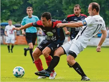  ?? Foto: Julian Leitenstor­fer ?? Vor allem TSV Verteidige­r Arek Wochnik und Iglings Angreifer Alexander Wilbiller lieferten sich harte Duelle auf dem Platz. Am Ende unterlag der SVI der Landsberge­r Reserve mit 0:2.