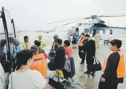  ?? ?? Un grupo de personas evacuadas en helicópter­o por el gobierno estadounid­ense arriba al aeropuerto Las Américas, en Santo Domingo. Se estima que más de 33,000 personas han huido de la capital haitiana en las últimas dos semanas.