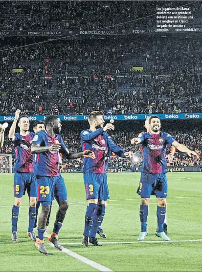  ?? FOTO: PEP MORATA ?? Los jugadores del Barça celebraron a lo grande el doblete con su afición una vez concluyó un Clásico cargado de tensión y emoción.