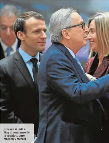  ??  ?? Juncker saluda a May al comienzo de la reunión, ante Macron y Merkel