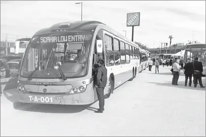  ??  ?? Perdían entre 3 mil 500 y 5 mil pesos diarios por autobús. Foto La Jornada Baja California