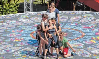  ??  ?? Feinarbeit an der Choreograf­ie: Hier üben Darsteller und Tänzer auf dem Bühnenmitt­elpunkt – einem Rund, das die Rosette von Notre Dame in Paris symbolisie­rt.