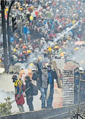  ?? Y AFP ?? Desbordes. Manifestan­tes chocan con las fuerzas antidistur­bios en la ciudad de Quito, en el décimo segundo día de paro nacional con cortes de rutas que realiza la Conaie.EFE