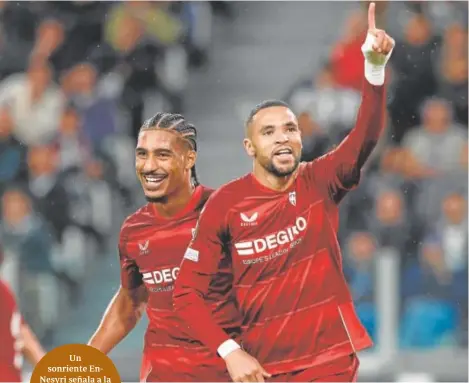  ?? ?? Un sonriente EnNesyri señala a la grada tras marcar el único gol sevillista // REUTERS