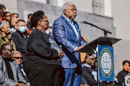  ?? Gabrielle Lurie/The Chronicle ?? Consultant Greg McConnell speaks at a community news conference regarding Oakland Police Chief LeRonne Armstrong being put on administra­tive leave in January.