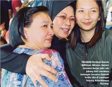  ??  ?? TAHANAN Kemboja Brenda Willitinni­e Winston (kanan) bersama ibunya Julie Lala
Jubang (kiri) merakam kenangan bersama Fatimah ketika tiba di Lapangan Terbang Antarabang­sa
Kuching.